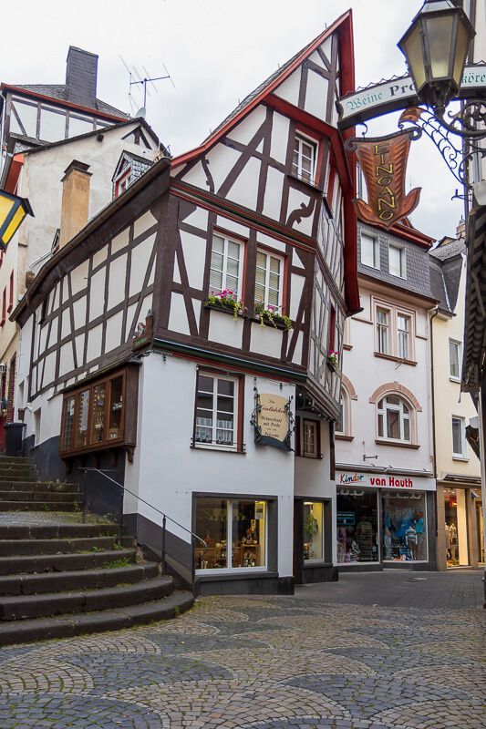Fachwerkhaus mit ausladendem Giebel in der Altstadt von Cochem.