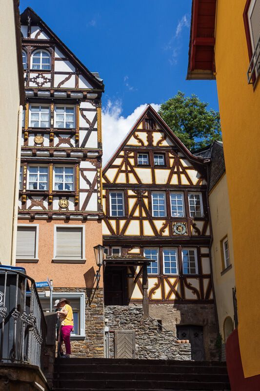 Reich verzierte Fachwerkhäuser in der Altstadt von Cochem.