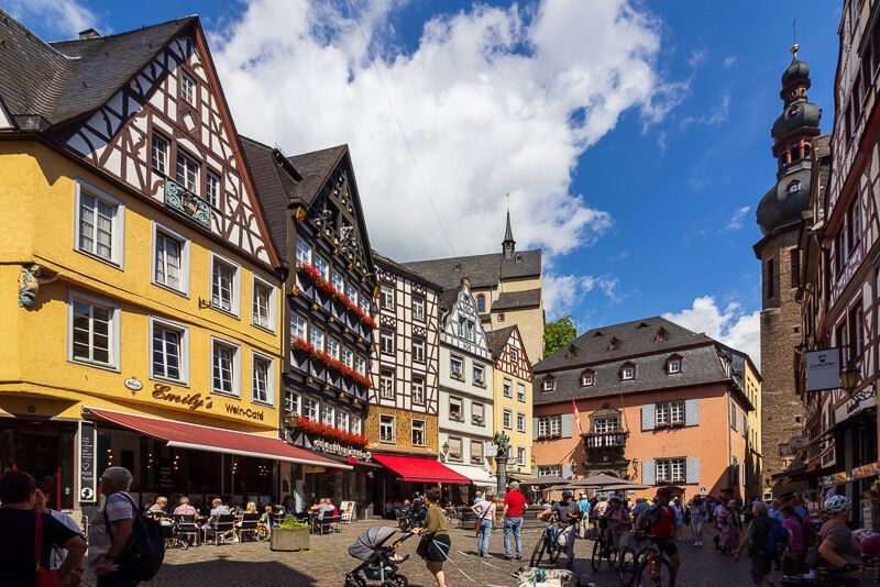 Bei schönem Wetter ist am Wochenende in Cochem einiges los Altstadt von Cochem mit Marktplatz, an dem sich auch das Rathaus befindet.