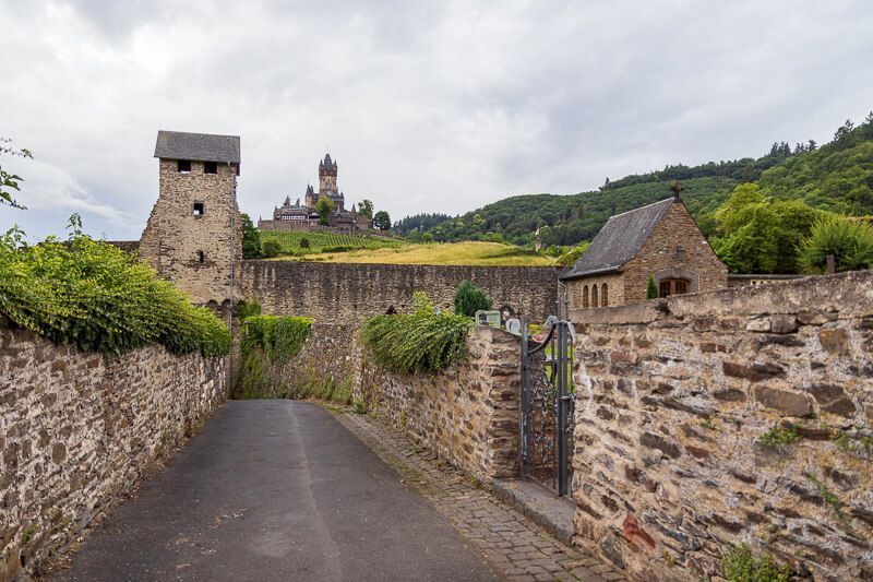 Balduinstor am Friedhof Historisches Stadttor Balduinstor am Friedhof mit Blick auf die Reichsburg Cochem.