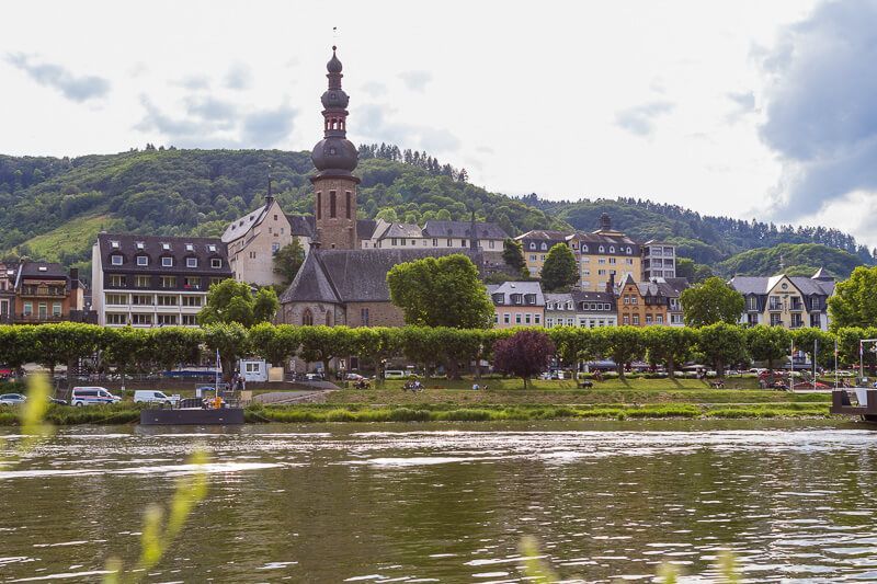 St. Martin in Cochem mit dem charakteristischen Zwiebelturm Blick auf die Pfarrkirche St. Martin, Cochem, von der rechten Moselseite aus.