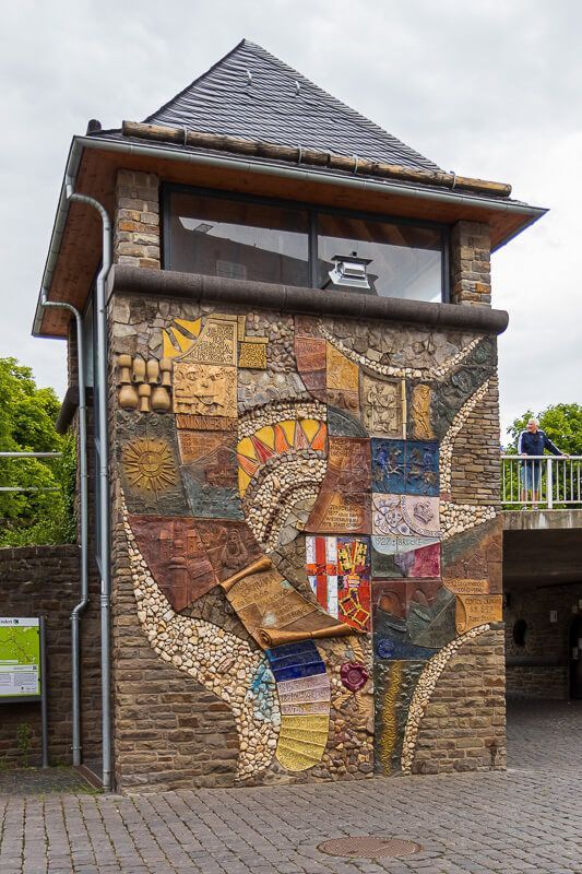 Kachelwand mit den wichtigsten Geschichtsdaten Kachelwand in Cochem, die in einem Mosaik die Geschichte der Stadt aufzeigt.