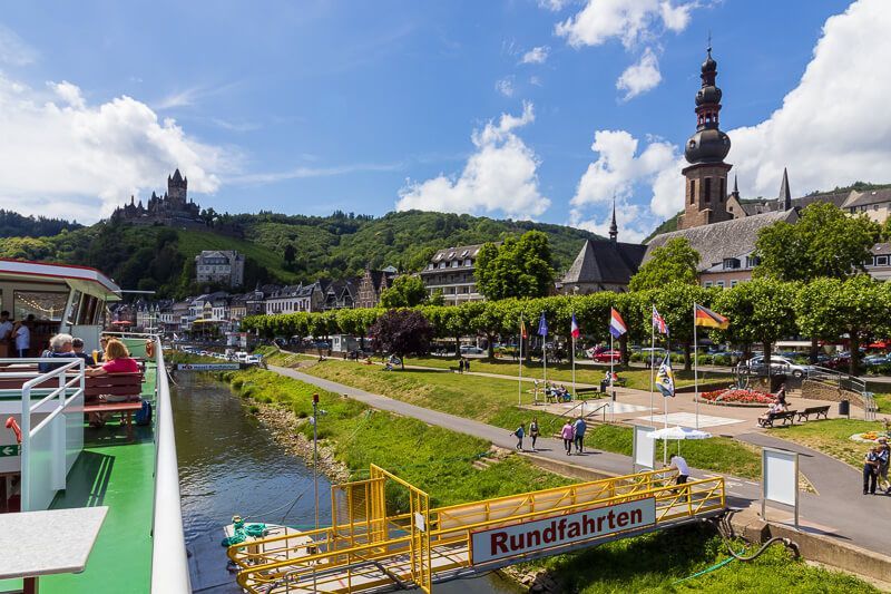 Bereit für eine Moselrundfahrt Blick auf die Altstadt von Cochem von einem Schiff aus.