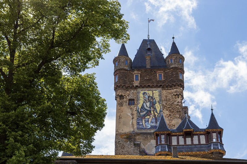 Turm vom der Burg in Cochem mit dem riesigen Mosaik. Auf dem Turm der Reichsburg Cochem ist ein Mosaik von 8 × 4 Metern angebracht.