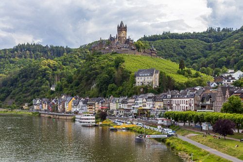 Panoramablick auf Cochem mit der Reichsburg, Altstadt und der Mosel.