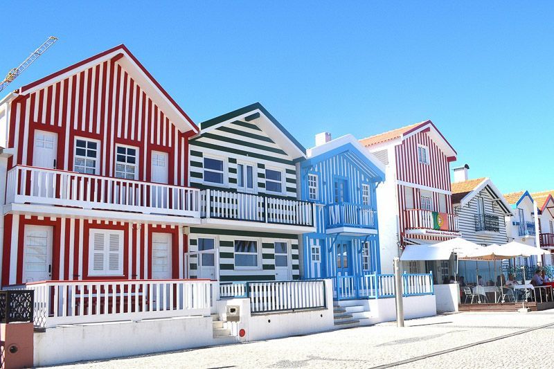 Bunt gestreifte Häuser an der Costa Nova bei Aveiro.