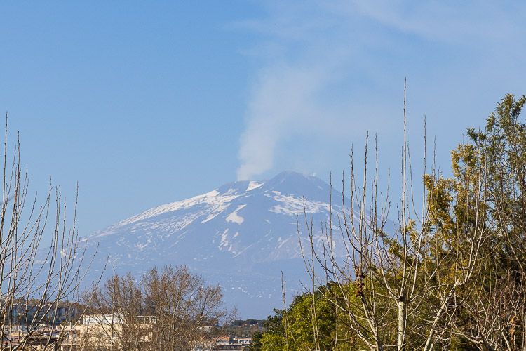 Dampfender Ätna Blick auf den dampfenden Ätna von Catania aus.