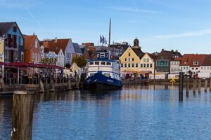 Im Binnenhafen von Husum mit Altstadt und Schiff.