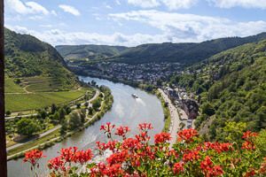 Blick vom Balkon der Burg in Cochem. Ein weiter Blick ins Moseltal, rechts und links sind üppige grüne Hügel.