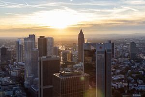 Frankfurter Skyline mit den Hochhäusern bei Sonnenuntergang. Perspektive ist vom Dach des Main Towers.
