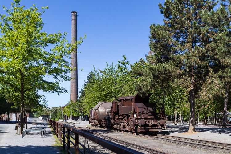Ausflugsziel Landschaftspark Duisburg-Nord Stillgelegte Gleisanlage mit einer rostenden Lok im Landschaftspark Duisburg-Nord.