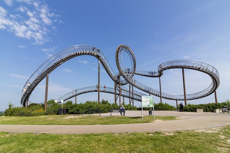 Ausflugsziel: Tiger & Turtle - Magic Mountain Begehbare Achterbahn-Skulptur Tiger & Turtle bei schönstem Wetter in Duisburg.