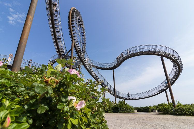 Tiger & Turtle - Magic Mountain Die Skuptur Tiger & Turtle - Magic Mountain in Duisburg mit schwungvollen Linien.