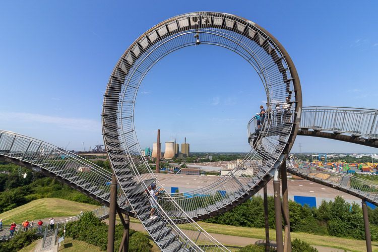 Looping mit Aussicht Looping der Landmarke Tiger & Turtle - Magic Mountain mit der Duisburger Industrie im Hintergrund.