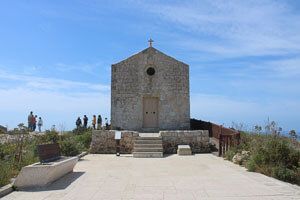 Kleine Kapelle auf einer Klippe.