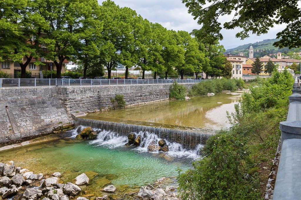 Blick auf den Leno, einen Nebenfluss der Etsch.