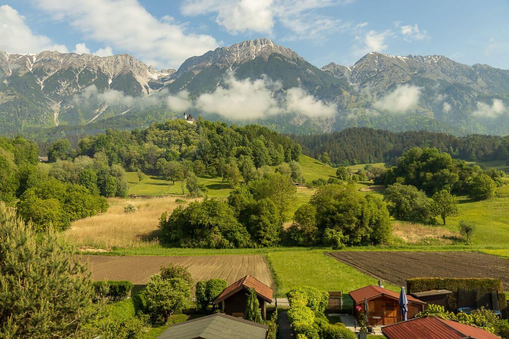 Unterwegs mit dem EC von München nach Rovereto. Blick aus dem Fenster auf die Alpen.