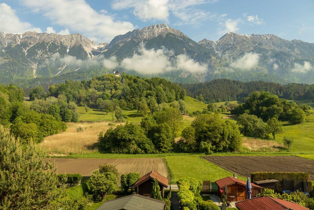 Blick aus dem Zug auf die Alpen Unterwegs mit dem EC von München nach Rovereto. Blick aus dem Fenster auf die Alpen.
