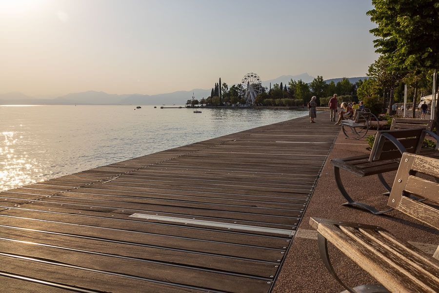 Seepromenade in Bardolino An der Seepromenade von Bardolino: Die Sonne geht unter, im Hintergrund ist ein Riesenrad zu sehen.