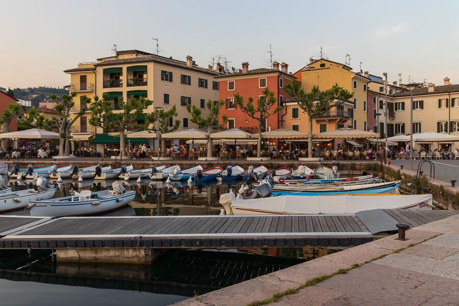 Blick auf den Hafen, Restaurants und die Gebäude der Altstadt Gardas. Blick auf den Hafen, Restaurants und die Gebäude der Altstadt Gardas.