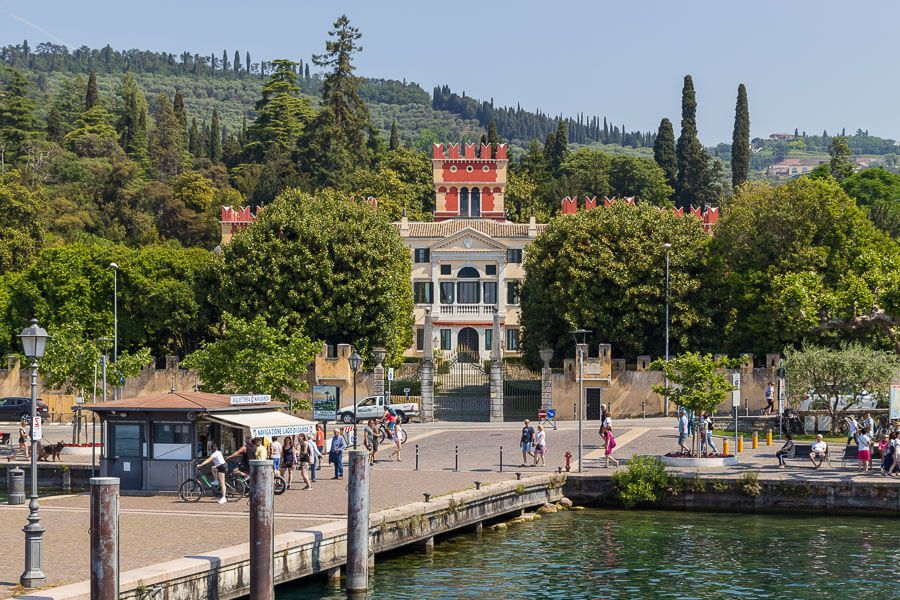 Villa degli Albertini am Hafen von Garda. Sehenswürdigkeit: Villa degli Albertini am Hafen von Garda.