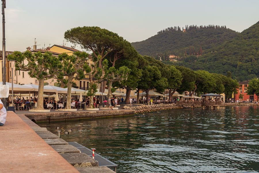 Restaurants an der Seepromenade von Garda An der Seepromenade von Garda reiht sich ein Restaurant an das andere unter dem Schatten von großen Bäumen.