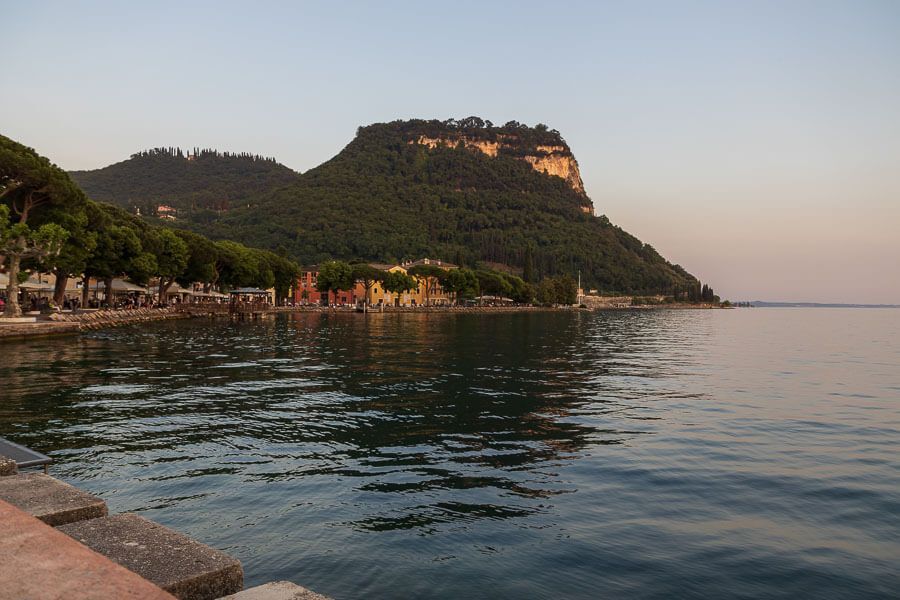 Blick von der Uferpromenade auf den Rocca di Garda, ein Wahrzeichen von Garda. Blick von der Seepromenade auf den Rocca di Garda, ein Wahrzeichen von Garda.