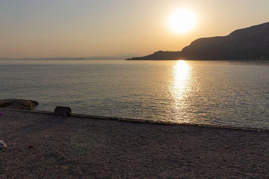Sonnenuntergang in Garda mit Blick auf den Gardasee. Sonnenuntergang in Garda mit Blick auf den Gardasee