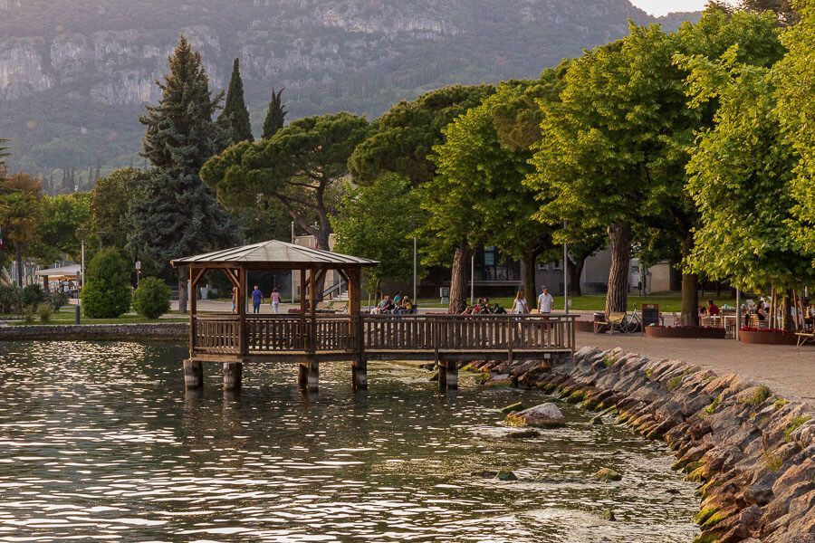 Holzpavillon in Garda am Gardasee Blick auf einen Holzpavillon in Garda, der über einen Steg über den Gardasee führt.