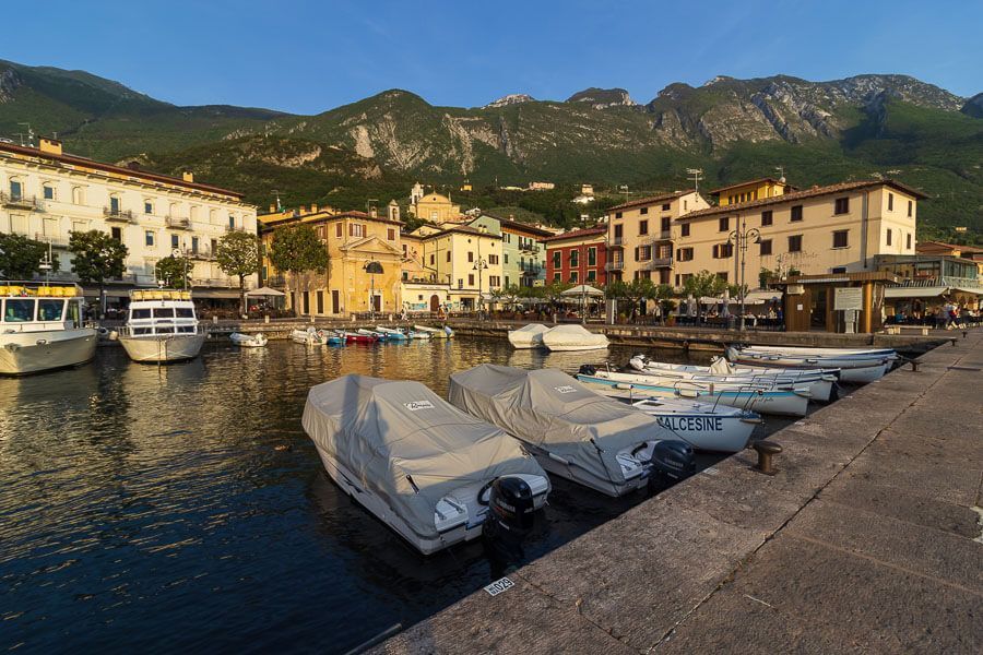 Sehenwert ist der Hafen in der Innenstadt von Malcesine. Hafen in der Altstadt von Malcesine mit Blick auf das Monte-Baldo-Bergmassiv.