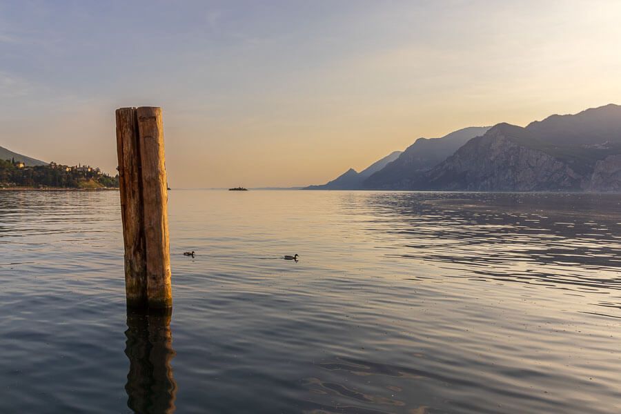 Sonnenuntergang am Hafen von Malcesine. Sonnenuntergang am Hafen von Malcesine mit Blick auf den Gardasee.