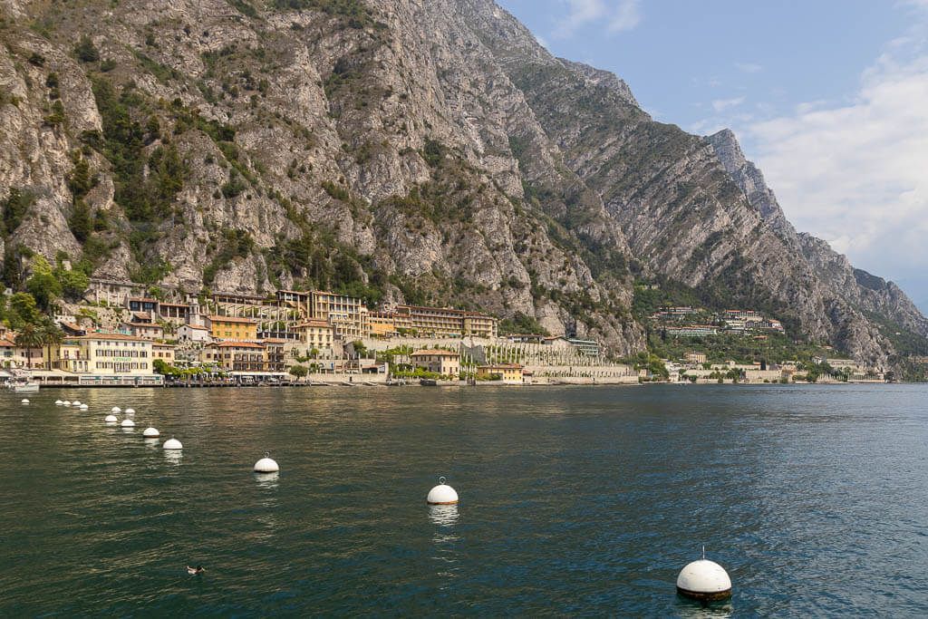 Blick auf Limone sul Garda am Berghang. Zu erkennen sind die Reste der ehemaligen Gewächshäuser. Blick auf Limone sul Garda am Berghang. Zu erkennen sind die Reste der ehemaligen Gewächshäuser.