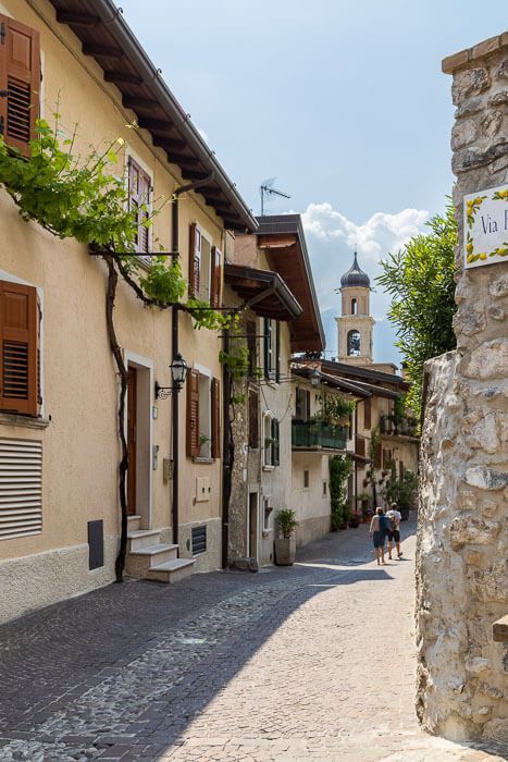 Hübsche Gassen oberhalb der Altstadt von in Limone sul Garda.