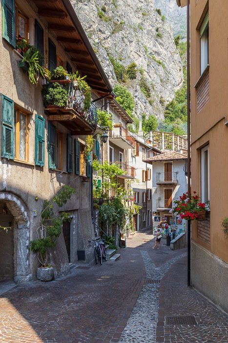 Hübsche Gassen oberhalb der Altstadt von in Limone sul Garda.