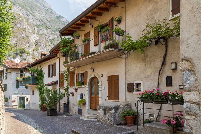 Geschmückte Wohnhäuser in Limone sul Garda oberhalb der Altstadt.