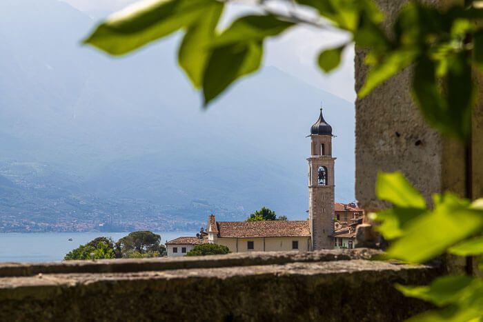 Eine der Sehenswürdigkeiten in Limone: Kirche San Benedetto. Kirchturm von San Benedetto in der Altstadt von Limone.