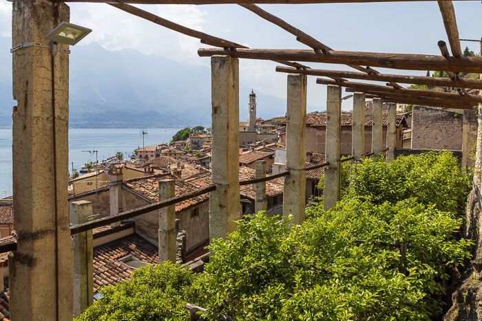 Ausflug nach Limone Ausblick von einem Zitrosgarten auf Limone sul Garda am Gardasee.