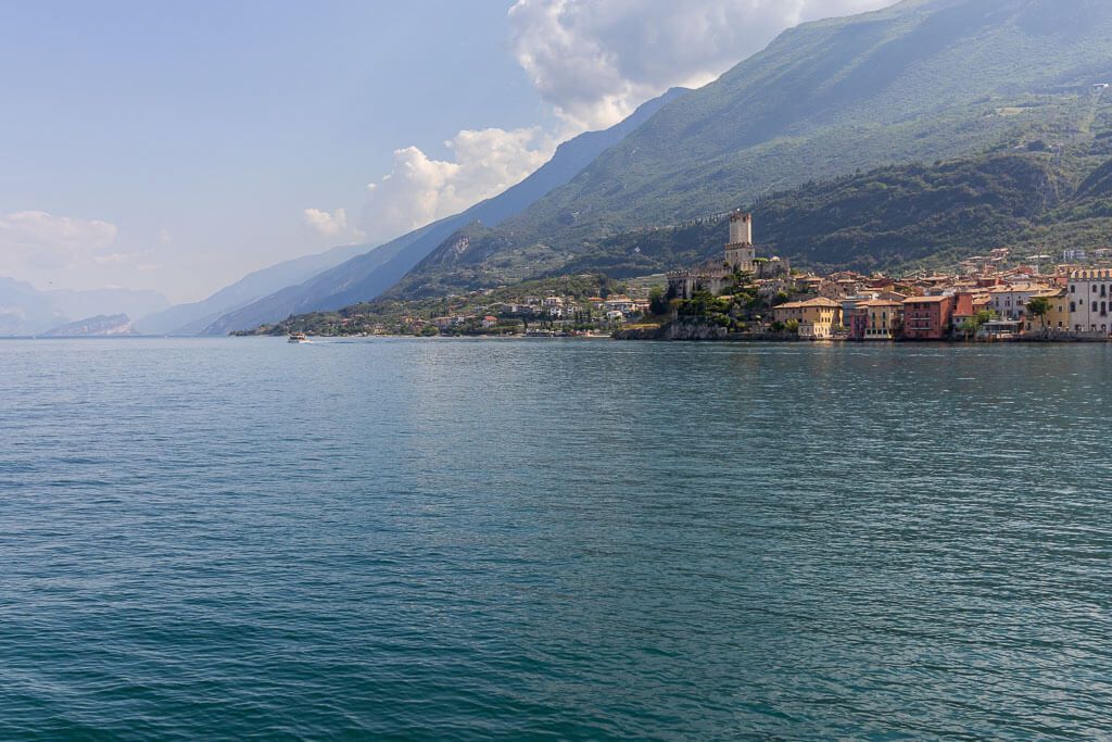 Blick auf Malcesine und die Scaligerburg am Gardasee. Blick von der Personenfähre auf Malcesine und die Scaligerburg am Gardasee.