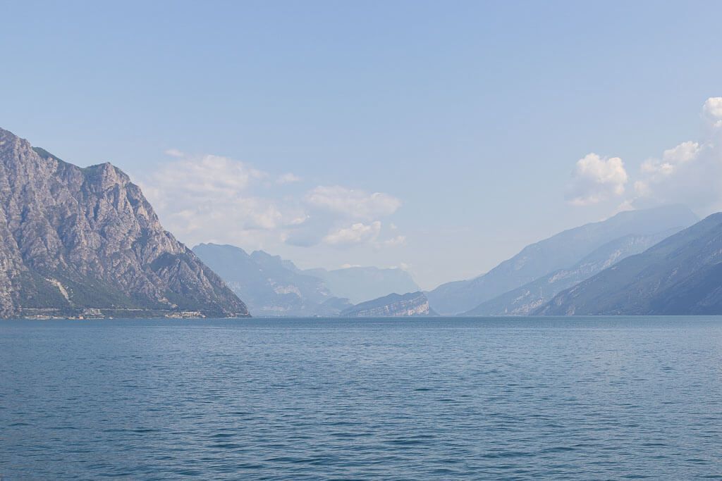 Überfahrt mit der Fähre von Malcesine nach Limone. Blick von der Personenfähre auf das Nordufer des Gardasees mit Bergen.
