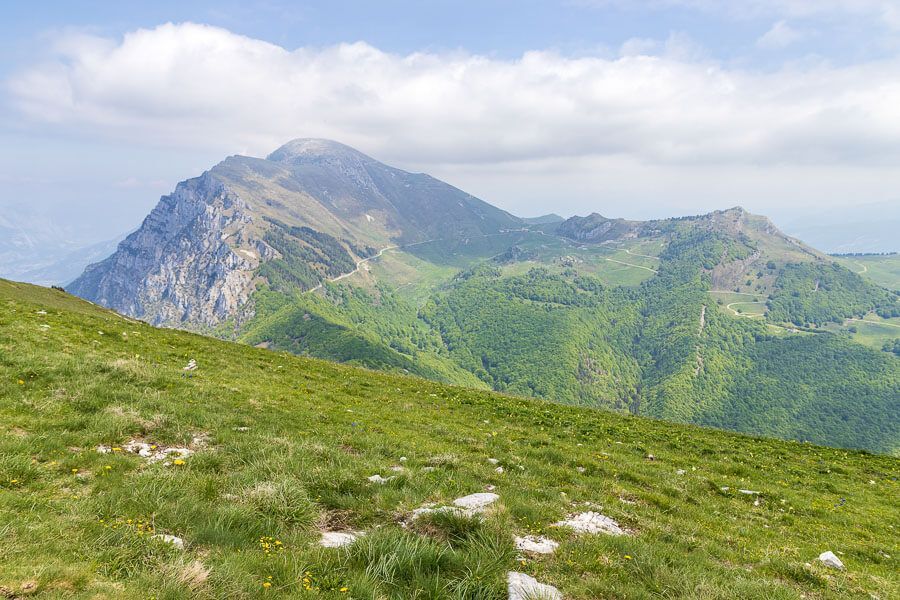 Auf dem Monte Baldo mit Blick auf verschiedene Gipfel. Auf dem Monte Baldo mit Blick auf verschiedene Gipfel.