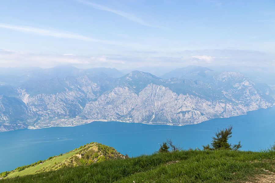 Monte Baldo Plateau mit Blick auf den Gardasee. Monte Baldo Plateau mit Blick auf den Gardasee.