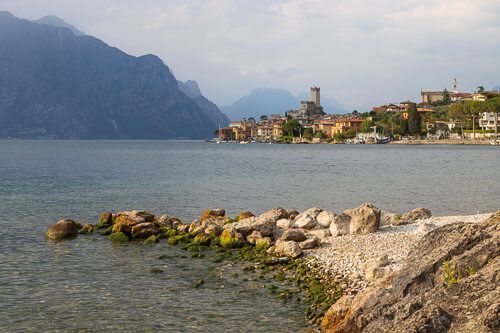 Blick vom Gardasee auf Malcesine mit der Scaligerburg