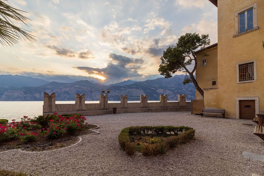 Garten des Palazzo dei Capitani in der Altstadt von Malcesine. Garten des Palazzo dei Capitani in Malcesine mit Blick auf den Gardasee.