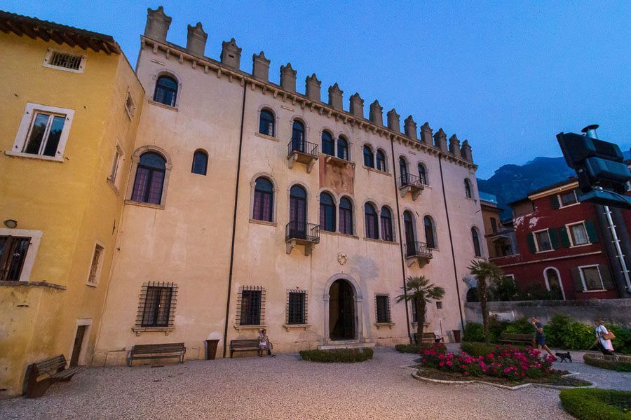 Palazzo dei Capitani in Malcesine von der Gartenseite Fassade des Palazzo dei Capitani in der Altstadt von Malcesine bei Abendlicht.