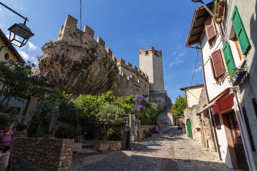 Scaligerburg in der Altstadt von Malcesine. Scaligerburg in Malcesine mit Zugang von der Altstadt aus.