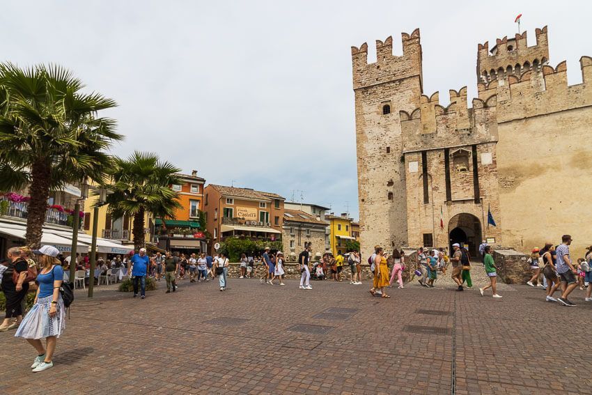 Ein Blick auf Teile der Altstadt von Sirmione mit der Scaligerburg. Altstadt in Sirmione mit der Scaligerburg.