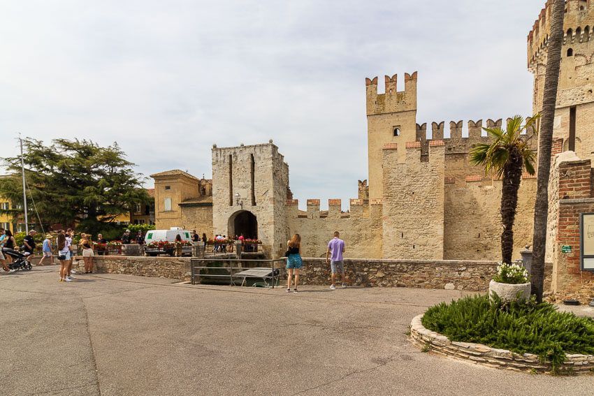 Ausflug nach Sirmione, die Scaligerburg ist eins der Highlights Blick auf das alte Stadttor von Sirmione, am Rand ist die Scaligerburg zu sehen.