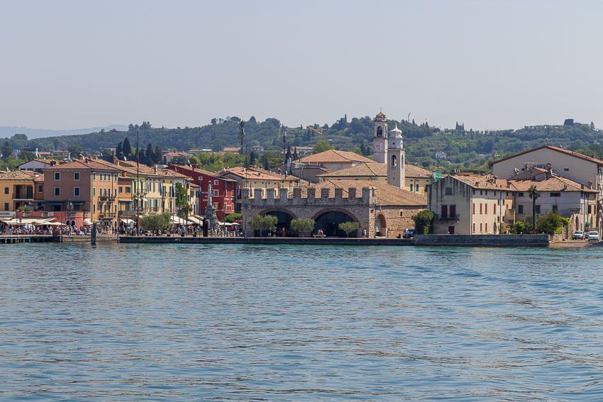 Auf dem Weg nach Sirmione fährt die Fähre auch Lazise an. Blick von der Fähre auf Lazise am Gardasee.
