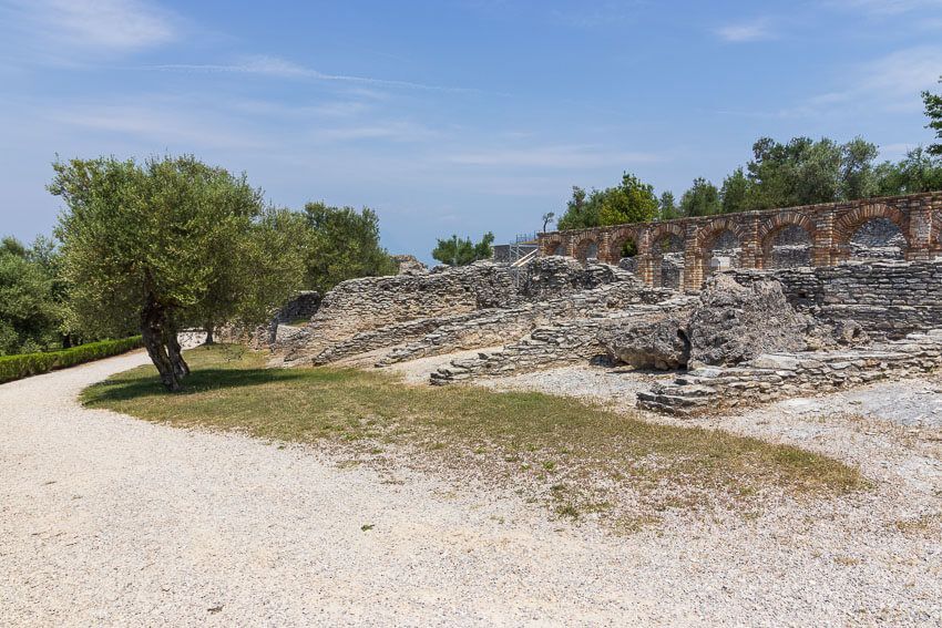 Erste Ruinen und Ausgrabungen bei den Grotten des Catull. Ruinen der alten Römervilla bei den Grotten des Catull. Links steht ein Olivenbaum.