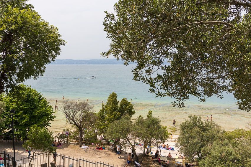 Beliebt: Jamaica Beach in Sirmione Blick auf den Jamaica Beach von den Grotten des Catull.